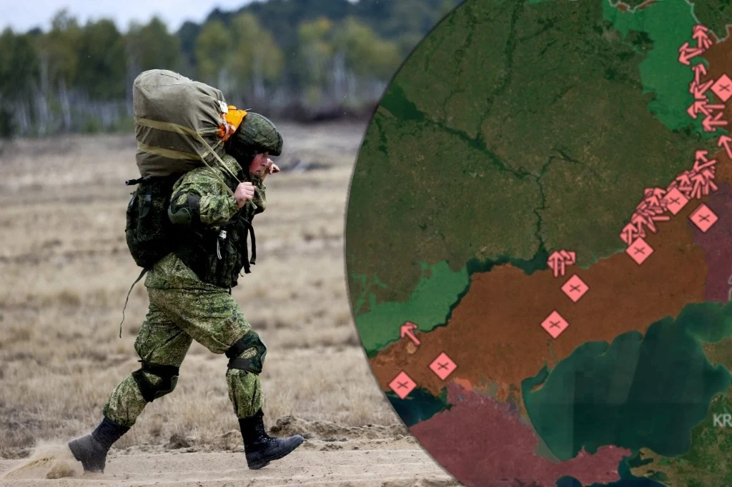 Wojna w Ukrainie. Rosja chce zająć ogromne tereny w Ukrainie Żołnierz w mundurze wojskowym niesie duży plecak przez suchy teren, obok umieszczono fragment mapy z oznaczeniami konfliktu zbrojnego uwidaczniającymi linię frontu.