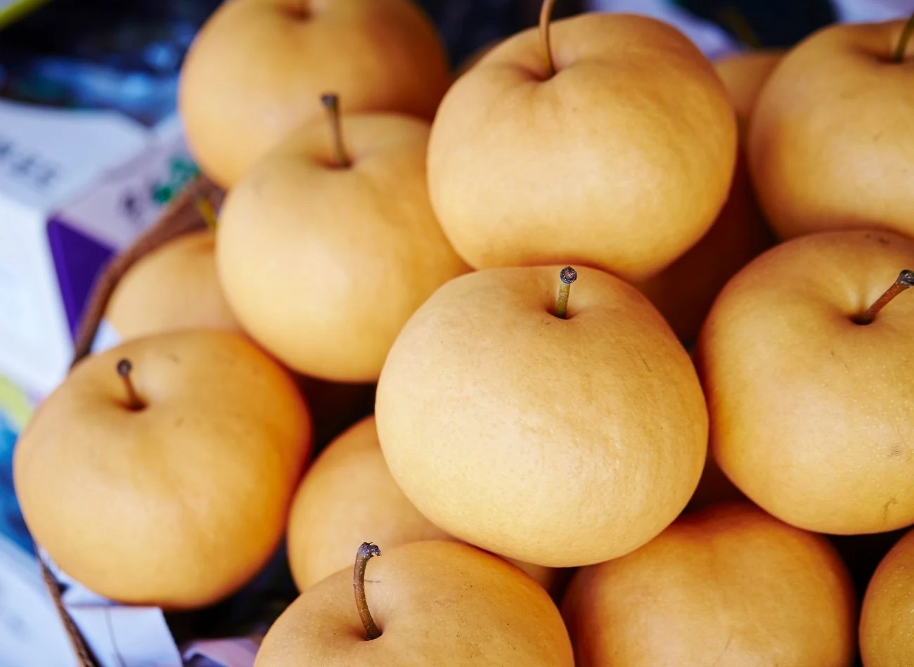 Azjatycka gruszka nashi wyglądem przypomina jabłko. Azjatycka gruszka nashi wyglądem przypomina jabłko.