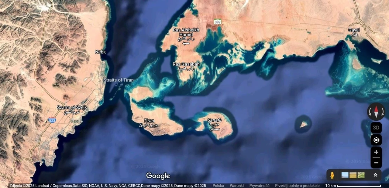 Mapa satelitarna ukazująca północno-wschodnią część Afryki oraz południowy kraniec Półwyspu Arabskiego, z zaznaczonymi cieśninami i otaczającymi je rafami koralowymi, wyraźnie widoczne granice lądów oraz głębokości mórz.
