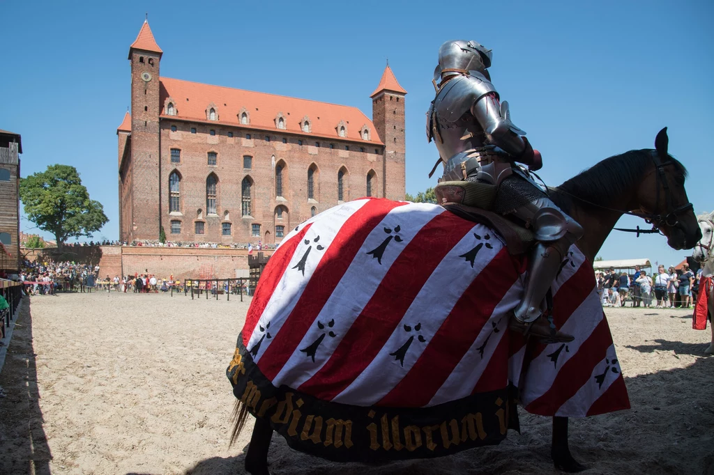 Zamek w Gniewie najlepiej odwiedzić w sezonie, kiedy odbywają się tam inscenizacje bitew rycerz w pełnej zbroi na koniu ozdobionym barwną derką, w tle stoi historyczny zamek z czerwonej cegły, a na placu wokół niego zgromadziła się publiczność obserwująca inscenizację