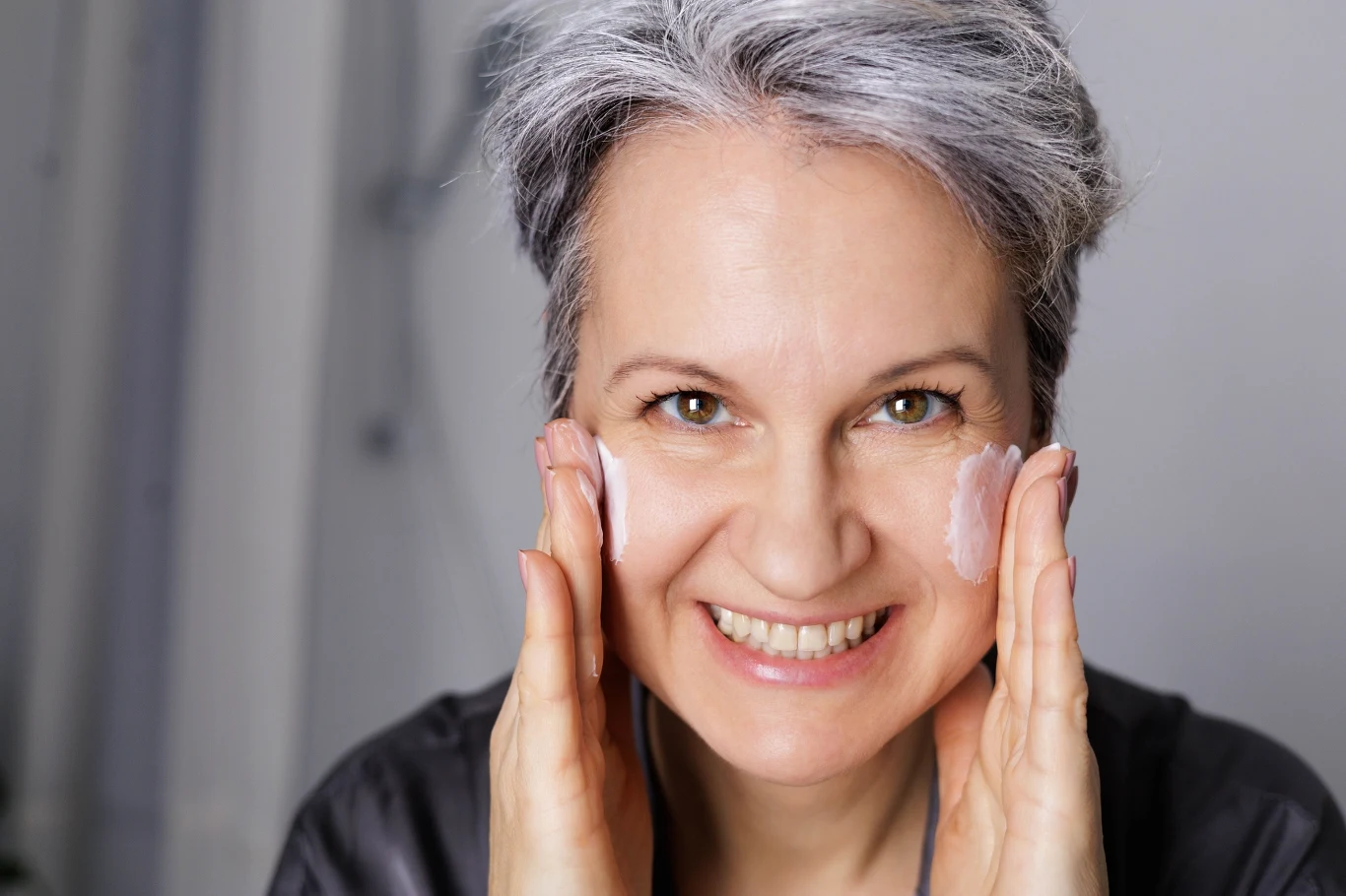 Podpowiadamy, co stosować na przebarwienia. W kremach i maściach szukaj tych składników Podpowiadamy, co stosować na przebarwienia. W kremach i maściach szukaj tych składników