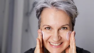 Podpowiadamy, co stosować na przebarwienia. W kremach i maściach szukaj tych składników