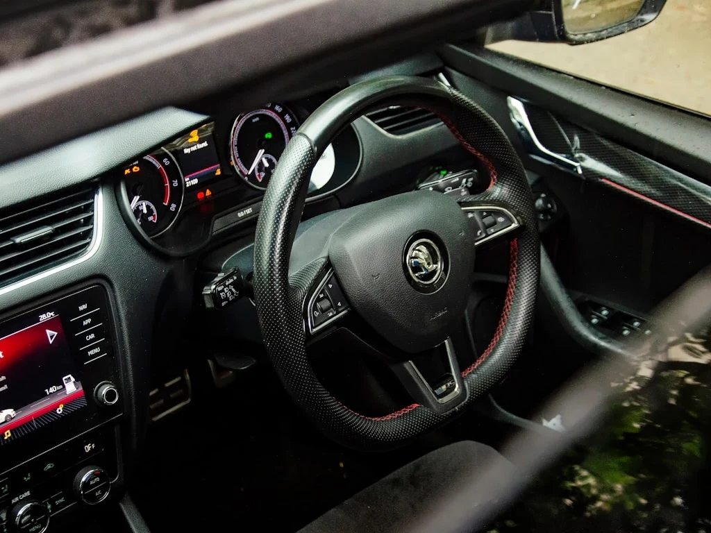 Skoda Octavia to model, który od lat cieszy się niesłabnącą popularnością ze względu na funkcjonalność i przestronność