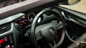 Skoda Octavia to model, który od lat cieszy się niesłabnącą popularnością ze względu na funkcjonalność i przestronność