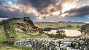Wał Hadriana - mur wzniesiony przez Rzymian dla ochrony przed Piktami