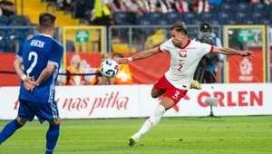 Matty Cash uderza na bramkę