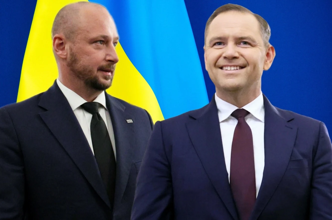 Jacek Siewiera o wypowiedziach Karola Nawrockiego na temat akcesji Ukrainy do NATO Dwóch mężczyzn w garniturach stoi na tle flagi Ukrainy, jeden z nich patrzy w bok, drugi się uśmiecha.