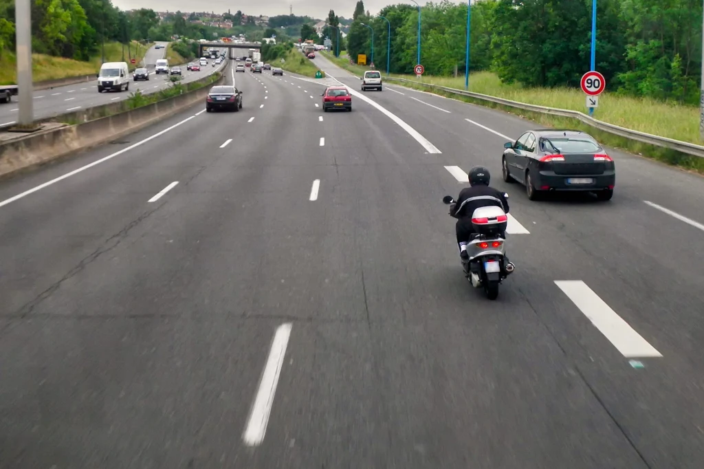 W Niemczech i na Wyspie Man są drogi, na których nie obowiązują ograniczenia prędkości
