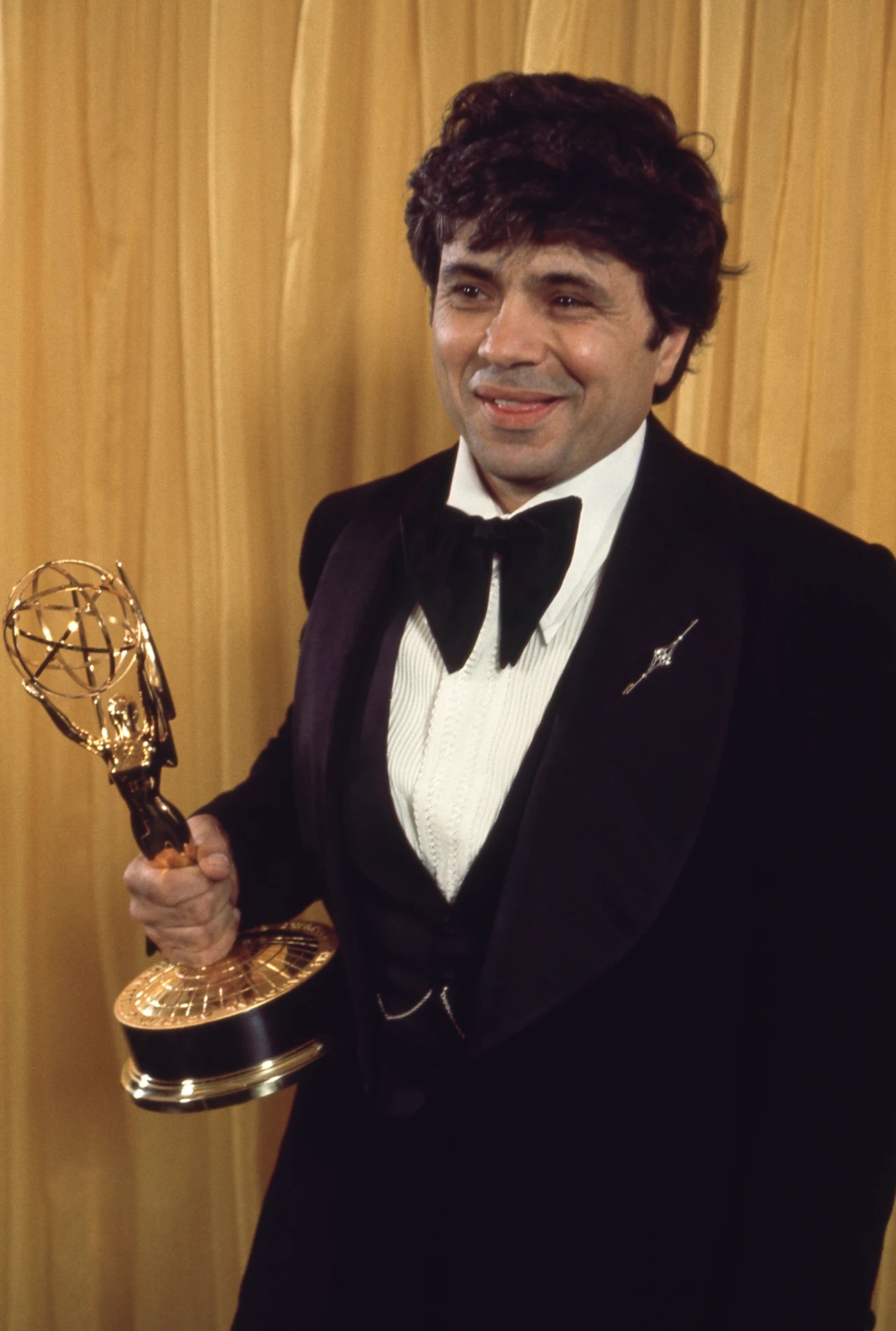 Robert Blake ze statuetką Emmy za serial "Baretta"