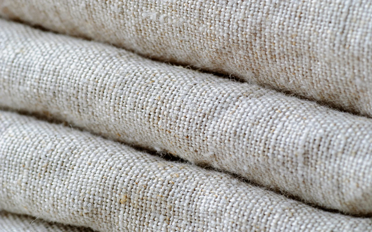 Naturalnie szarą lnianą tkaninę wybielano na słońcu