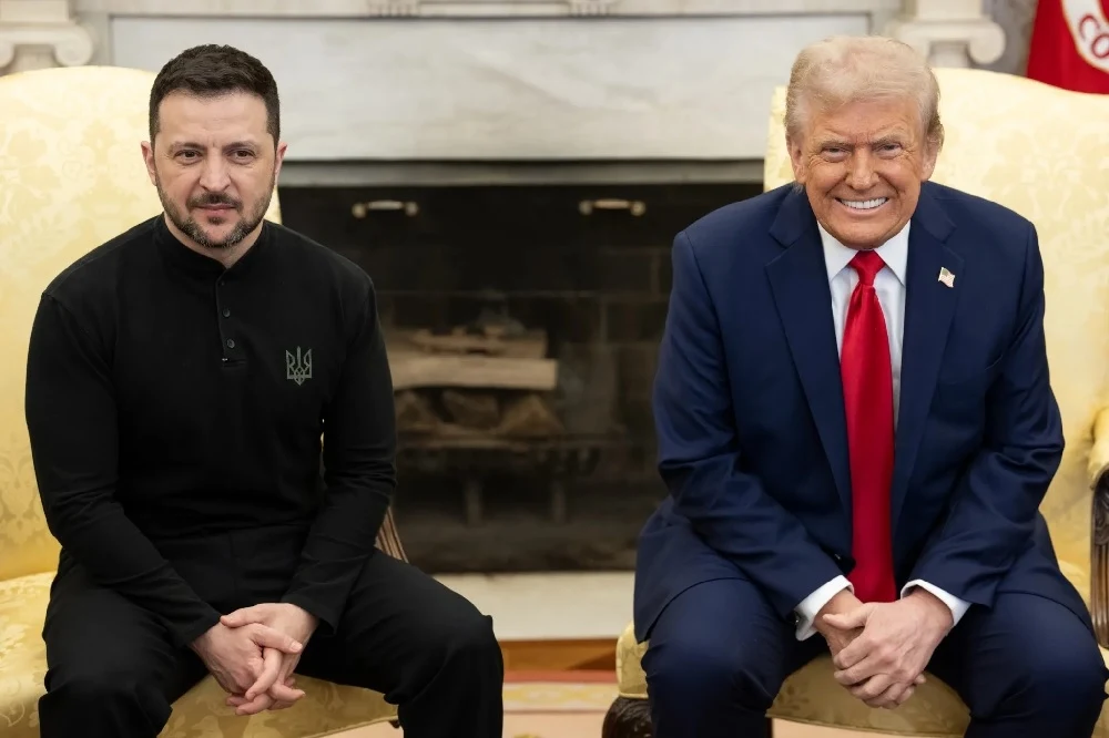 Donald Trump ponownie spotka się z Wołodymyrem Zełenskim Dwóch mężczyzn siedzi obok siebie na żółtych fotelach w oficjalnym, eleganckim wnętrzu, w tle kominek, jeden mężczyzna ubrany w czarną koszulkę, drugi w niebieski garnitur i czerwoną krawat, obaj zwracają się twarzą do aparatu.