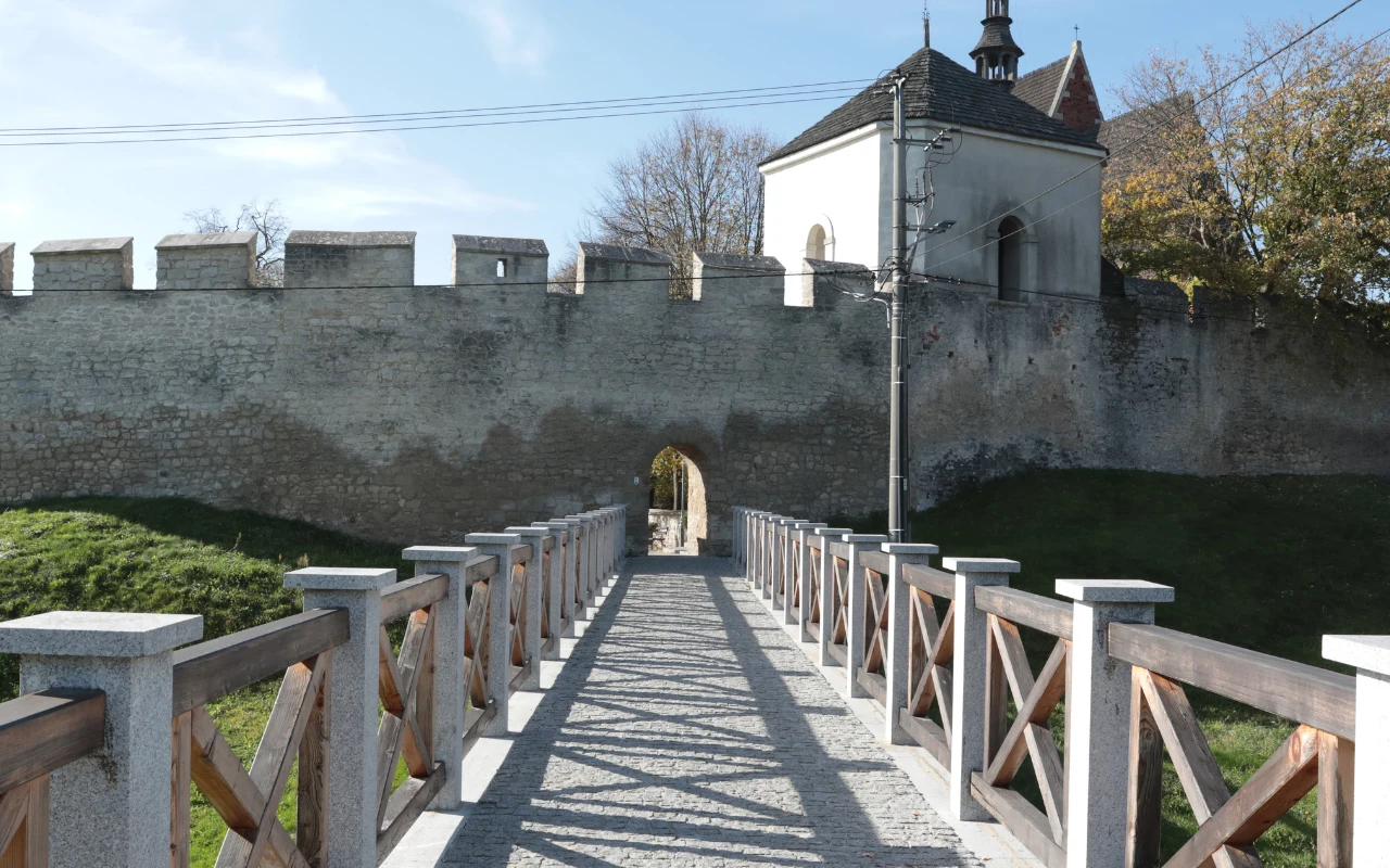 Mury miejskie i kościół świętego Władysława w Szydłowie