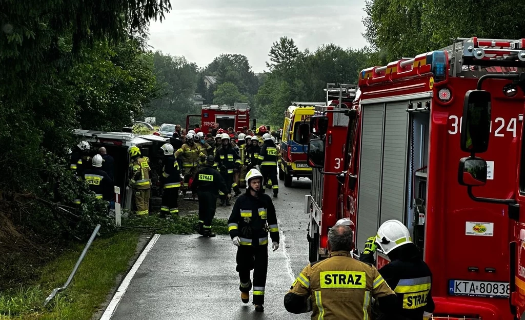 Wypadek w Małopolsce. Bus z młodzieżą wpadł do rowu Wypadek w Małopolsce. Bus z młodzieżą wpadł do rowu