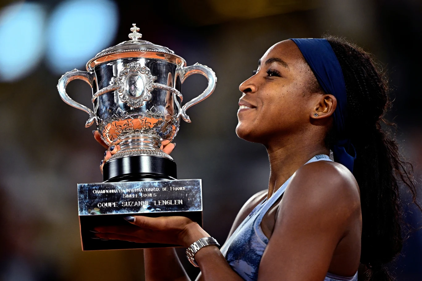 Coco Gauff z trofeum po wygranej Rolanda Garrosa