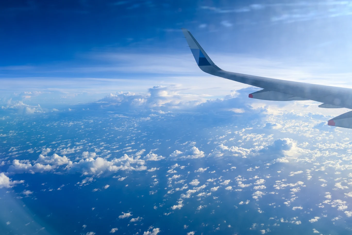 Zadbaj o komfortowy lot i spakuj przydatne gadżety do samolotu 