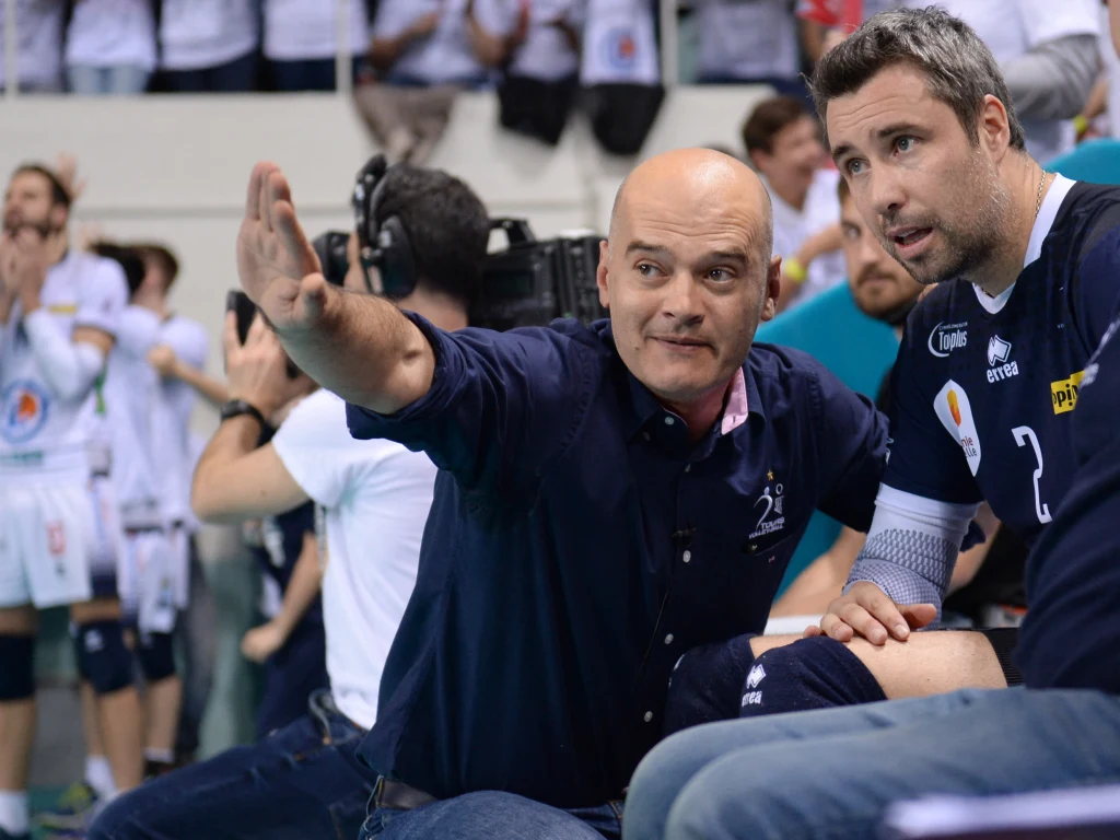 Hubert Henno (z prawej) w rozmowie z Giampaolo Medeim