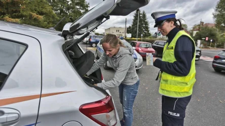 Policjant oceni czy przewożone przedmioty nie stanowią zagrożenia