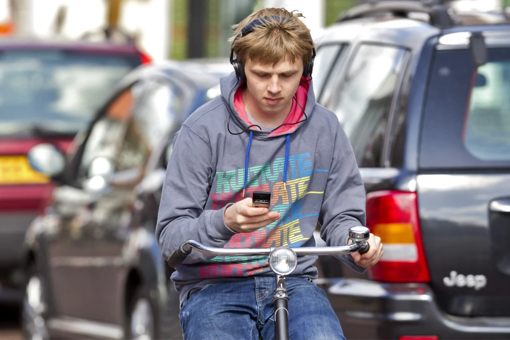 Przepisy stanowią jasno - podczas jazdy rowerem można słuchać muzyki przy wykorzystaniu słuchawek lub głośnika. Cykliści nie są jednak bezkarni. Przepisy stanowią jasno - podczas jazdy rowerem można słuchać muzyki przy wykorzystaniu słuchawek lub głośnika. Cykliści nie są jednak bezkarni.