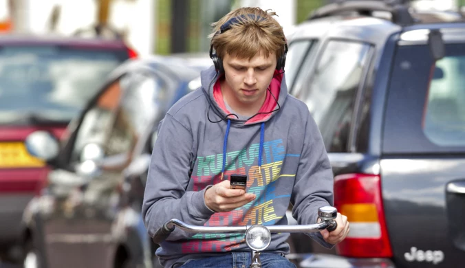 Przepisy stanowią jasno - podczas jazdy rowerem można słuchać muzyki przy wykorzystaniu słuchawek lub głośnika. Cykliści nie są jednak bezkarni.