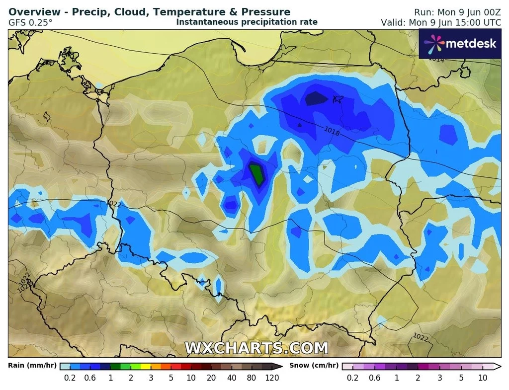 Kolorowa mapa Polski i okolic z zaznaczeniem poziomu opadów, chmur, temperatury i ciśnienia atmosferycznego na dany dzień, z największą intensywnością opadów w północno-wschodniej części kraju.