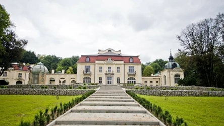 Ogród Pałacu Goetzów w Brzesku znajduje się na Małopolskim Szlaku Ogrodów i poleca się na czerwcowy spacer.