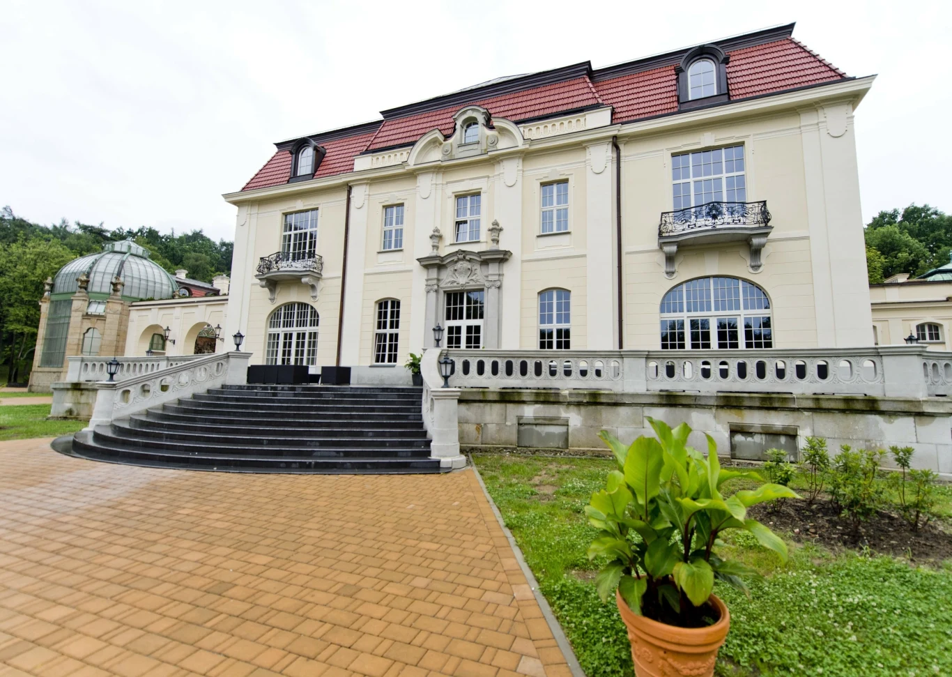 Wokół Pałacu Goetz rozpościera się 14-hektarowy park w stylu angielskim z imponującym drzewostanem