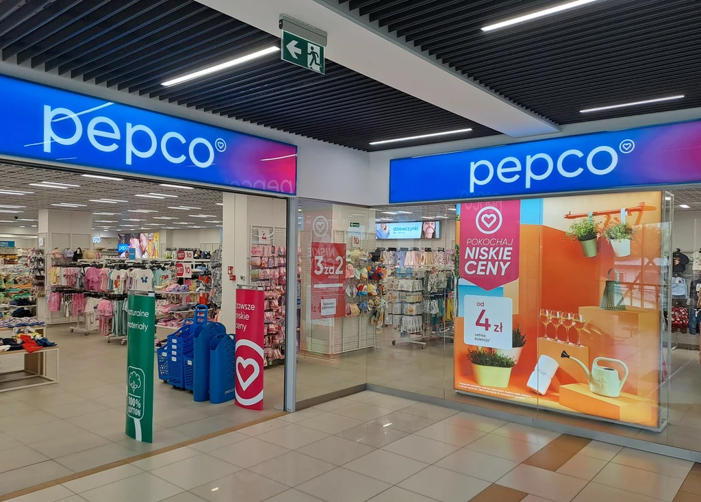 Sieć sklepów Pepco wydała komunikat ws. dwóch produktów wycofanych ze sprzedaży Wejście do sklepu Pepco w centrum handlowym z widocznymi kolorowymi reklamami i promocjami w oknie, wnętrze sklepu z odzieżą, zabawkami i artykułami domowymi.