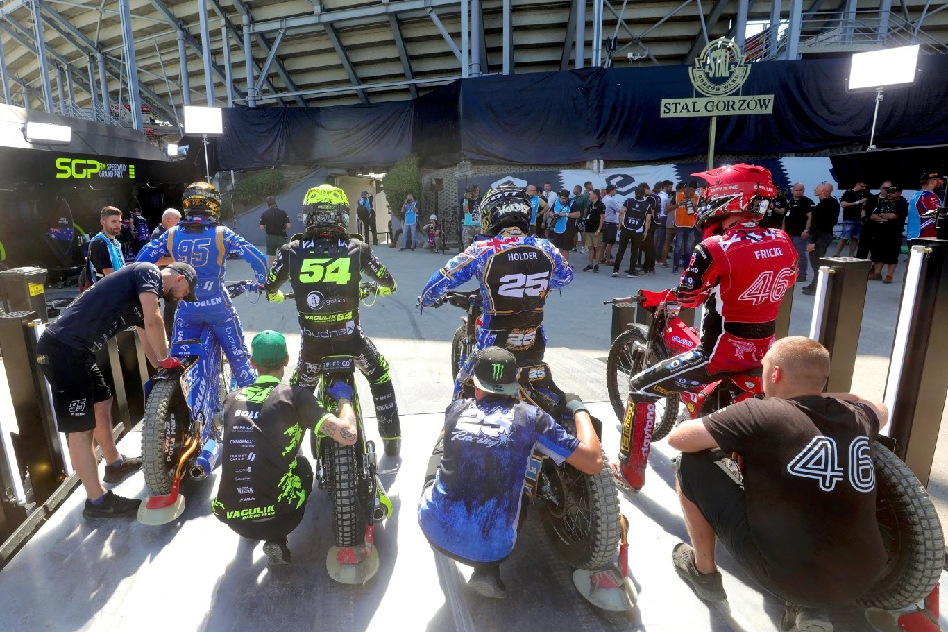 Grand Prix w Gorzowie. Bartosz Zmarzlik, Martin Vaculik, Jack Holder i Max Fricke czekają na wjazd na tor. Grand Prix w Gorzowie. Bartosz Zmarzlik, Martin Vaculik, Jack Holder i Max Fricke czekają na wjazd na tor.