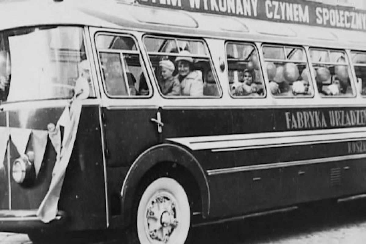 Wykonany czynem społecznym Bałtyk, który pozostał u producenta Autobus z wieloma pasażerami w środku, po bokach widoczne napisy reklamowe oraz świąteczne dekoracje na froncie pojazdu, ludzie zaglądają przez okna, atmosfera wydaje się uroczysta.