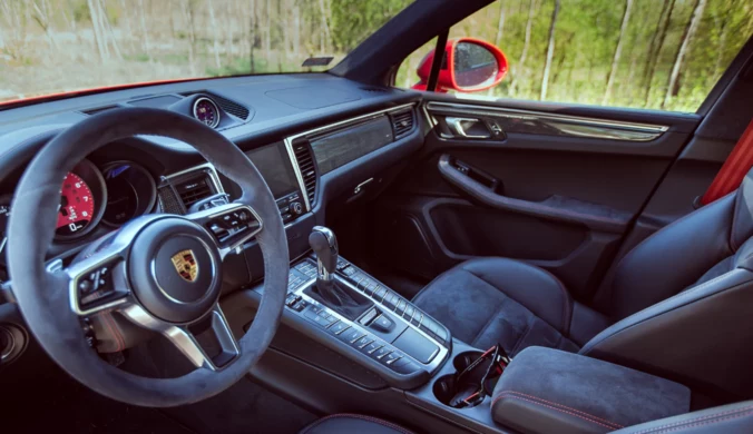 Alcantara przypomina zamsz. Jak o nią zadbać?
