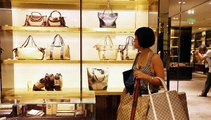 Gucci zmaga się ze spadkiem sprzedaży z uwagi na malejący popyt na dobra luksusowe. Właściciel marki szuka gotówki