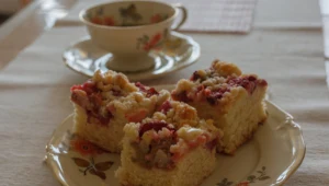 Ten placek z truskawkami i rabarbarem to hit sezonu