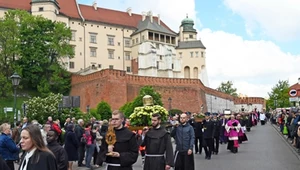 Oficjalnie zniesiona, ale w Polsce obowiązuje. Chodzi o oktawę Bożego Ciała