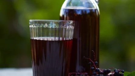 Sok z czarnego bzu można przyrządzić z naturalnych składników w domu
