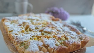 Smaczne ciasto z kwaśnym rabarbarem 