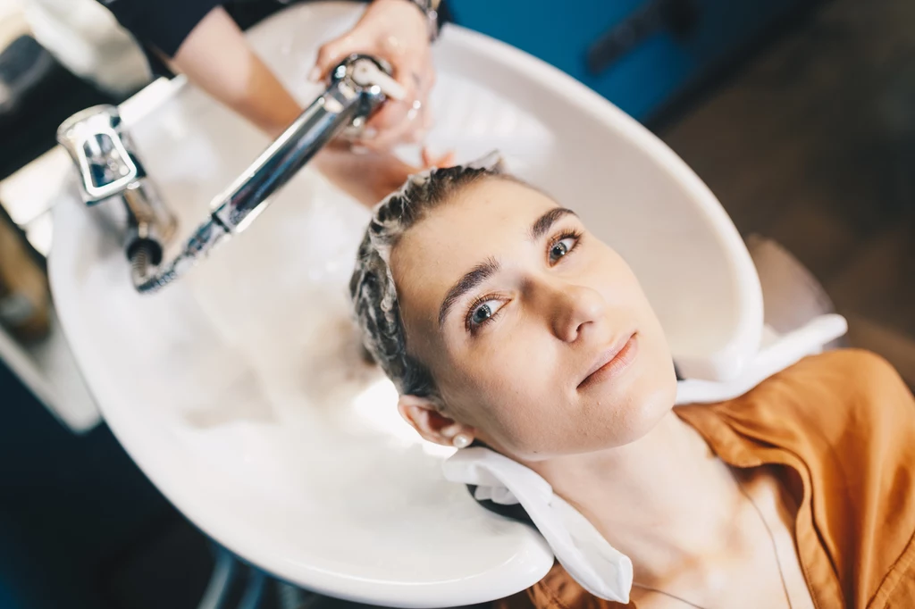 Jak zachować włosy blond i siwe w dobrym wstanie? Jest od tego jeden, niezawodny kosmetyk Jak zachować włosy blond i siwe w dobrym wstanie? Jest od tego jeden, niezawodny kosmetyk