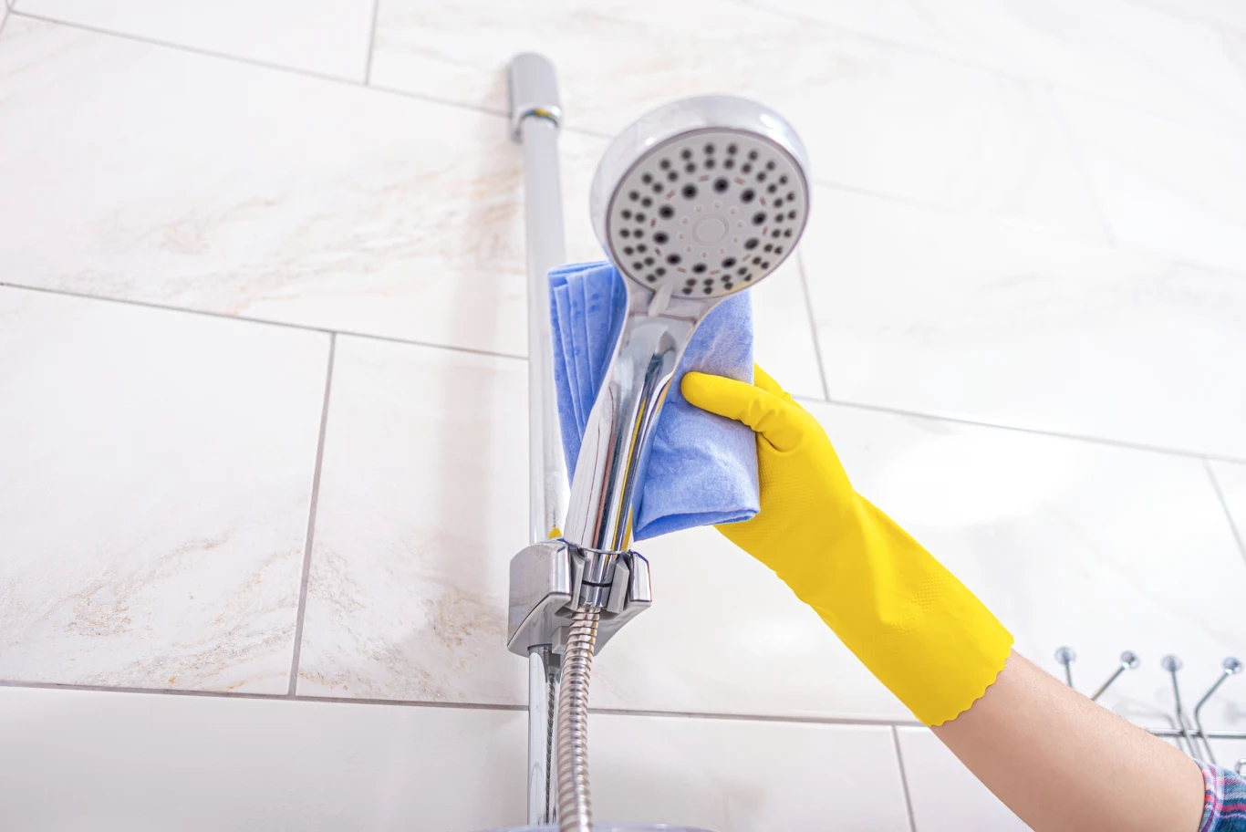 Jak wyczyścić słuchawkę prysznicową? Domowy sposób na usunięcie kamienia i osadu. 