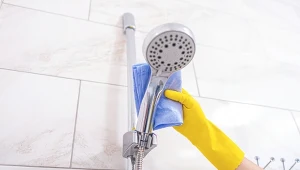 Zapomnij o kamieniu na słuchawce prysznicowej. Wystarczy 1 rzecz, by wyglądała, jak nowa 