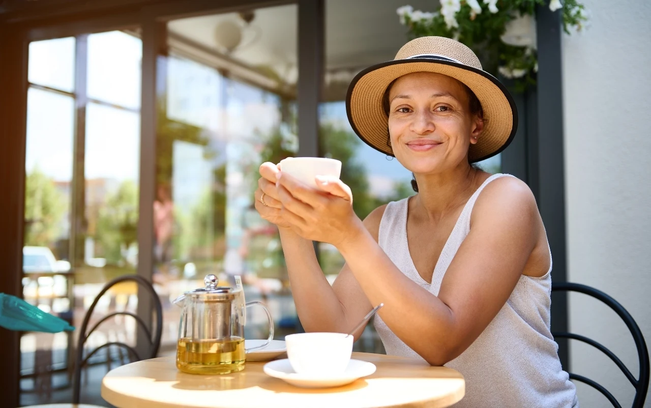 Latem warto sięgać po napary z melisy, mięty czy rumianku