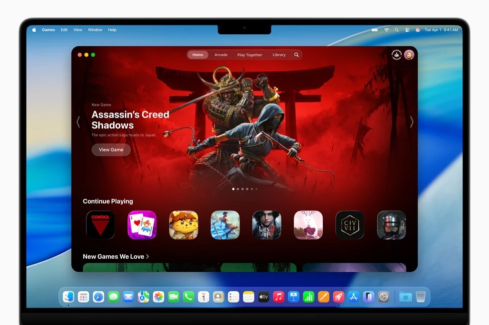 Gry to nowa aplilacja Apple, która debiutuje wraz z macOS Tahoe. Ekran laptopa z widocznym interfejsem sklepu z grami, na którym wyświetlona jest gra Assassin’s Creed Shadows oraz kilka ikon innych gier pod spodem.