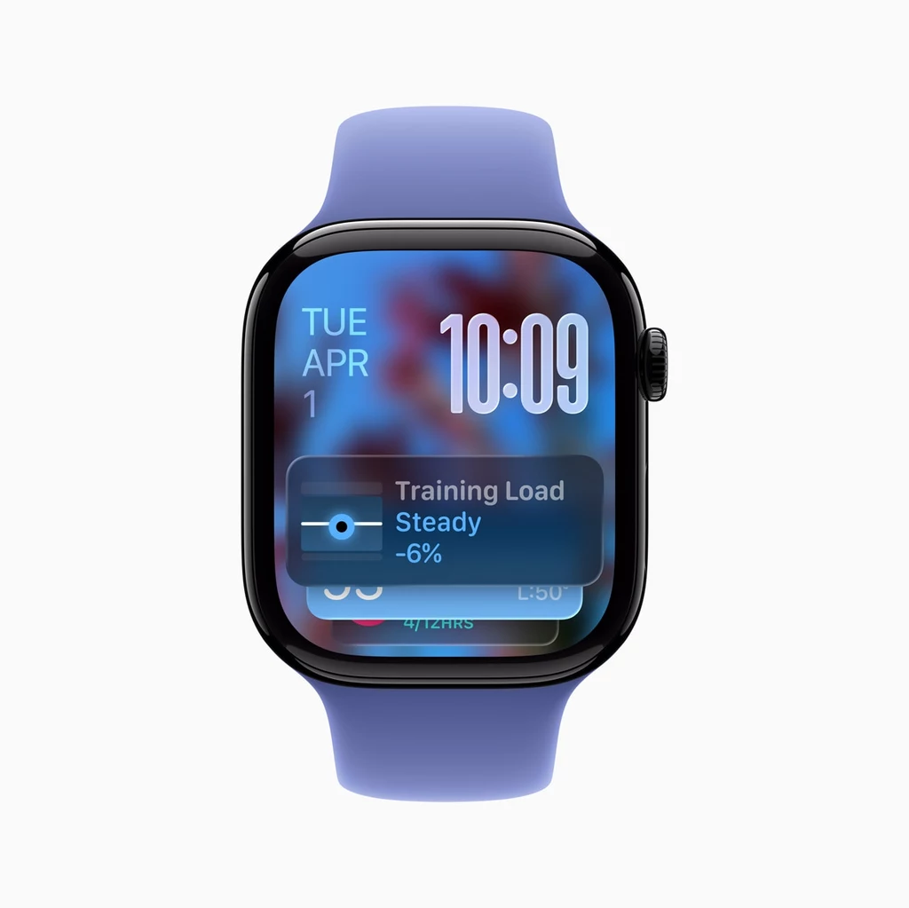 Nowy wygląd Liquid Glass i proaktywne widżety na watchOS 26 Nowoczesny smartwatch z niebieskim silikonowym paskiem, na wyświetlaczu widoczna godzina, data oraz powiadomienie dotyczące obciążenia treningowego z informacją o stabilności i poziomie -6%.