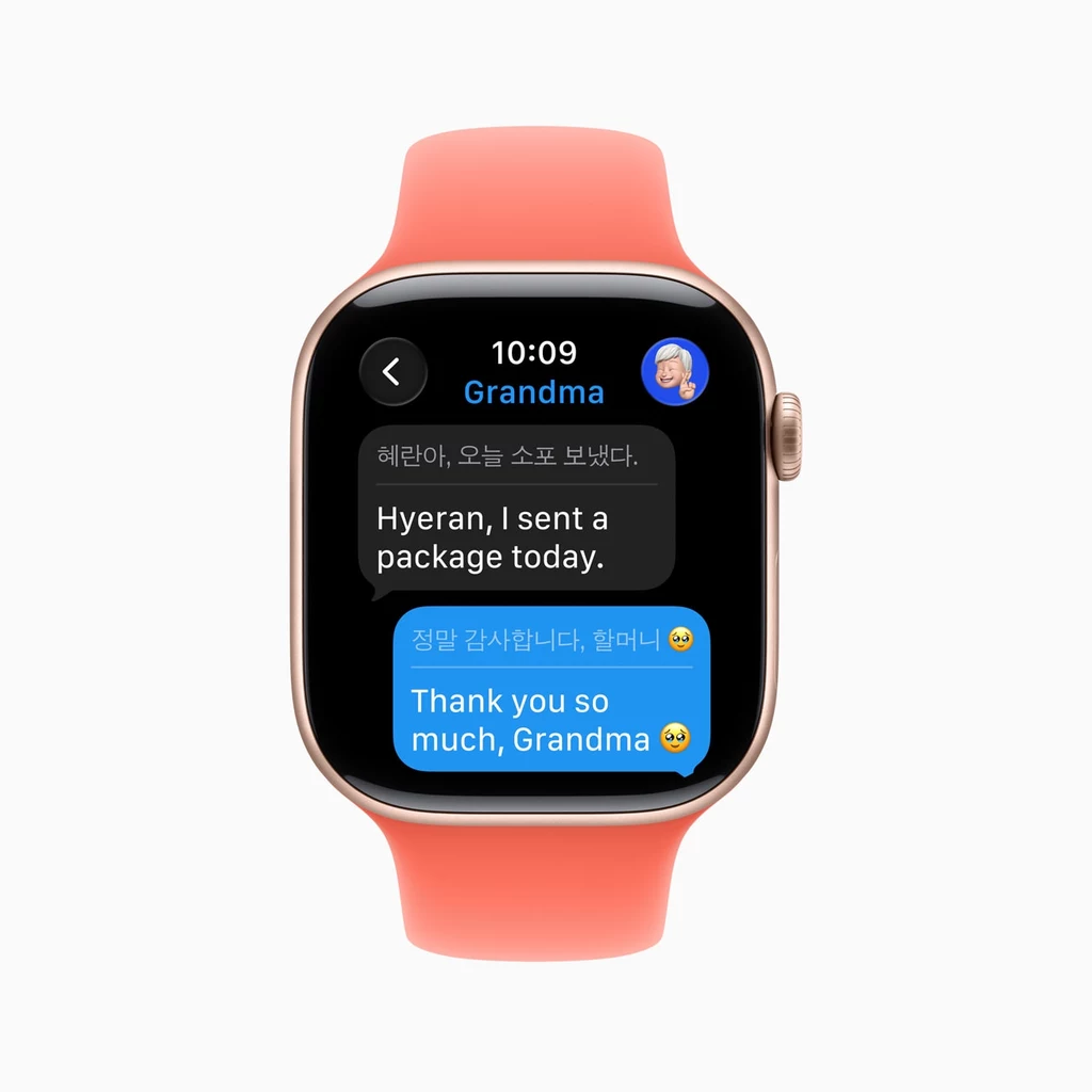 Automatyczne tłumaczenie rozmów AI w aplikacji Messages na watchOS 26 Smartwatch z pomarańczowym paskiem wyświetlający rozmowę tekstową pomiędzy użytkownikiem a osobą oznaczoną jako Grandma, zawierającą podziękowania za wysłaną przesyłkę, w języku angielskim i koreańskim.