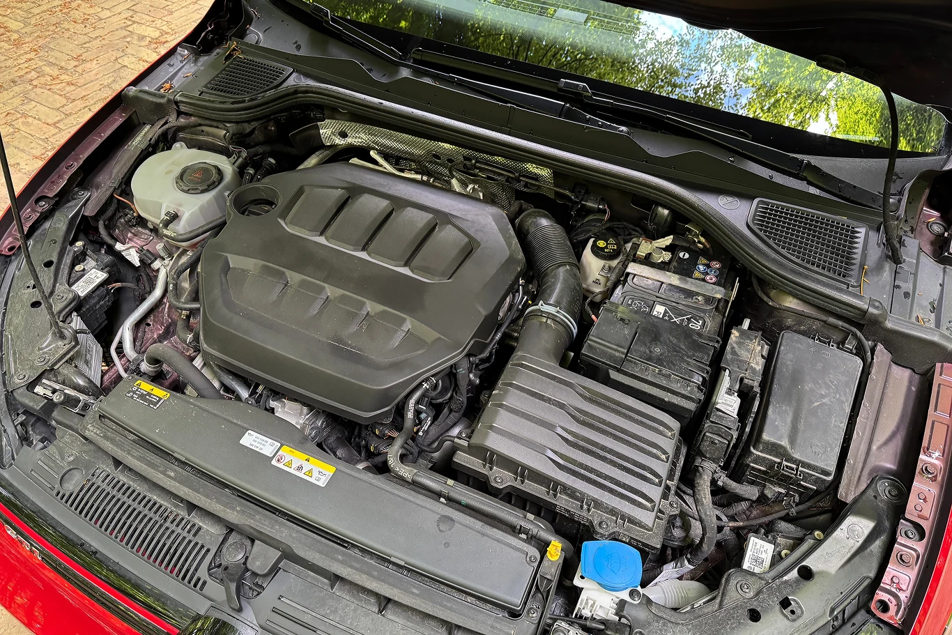 Dwulitrowy silnik turbo zyskał 20 KM, osiągając teraz 265 KM. Jednostka pracuje w wyższym zakresie obrotów. Komora silnika samochodu z widocznym nowoczesnym silnikiem, akumulatorem, filtrem powietrza i zbiornikiem płynu chłodniczego.