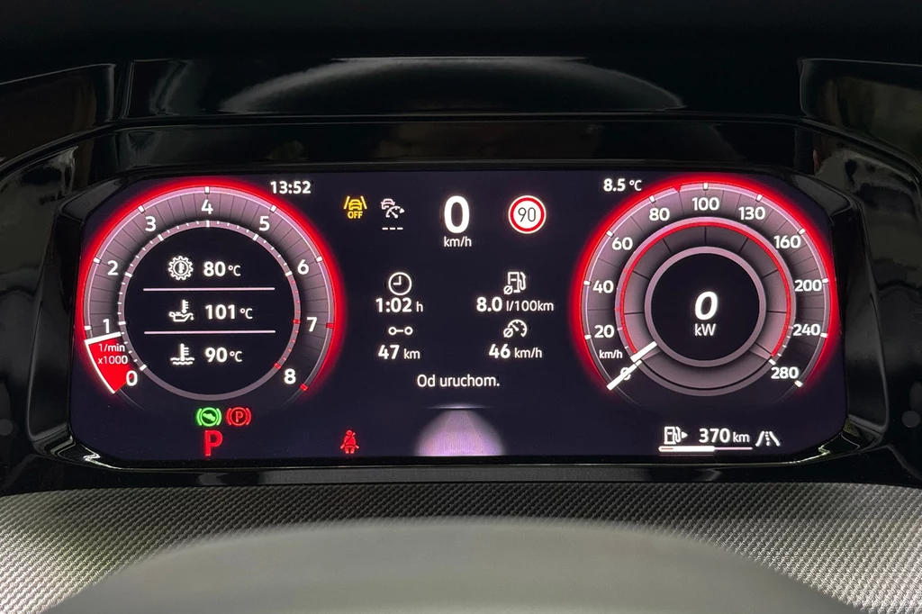8l na 100 km to wynik raczej z tych niższych. Jeżdżąc dynamicznie należy spodziewać się wyższych wartości spalania. Cyfrowy panel zegarów samochodu z czerwonymi i białymi wskaźnikami, wyświetlaczami temperatury, prędkości, stanu paliwa, przejechanych kilometrów oraz z różnymi ikonami informacyjnymi.