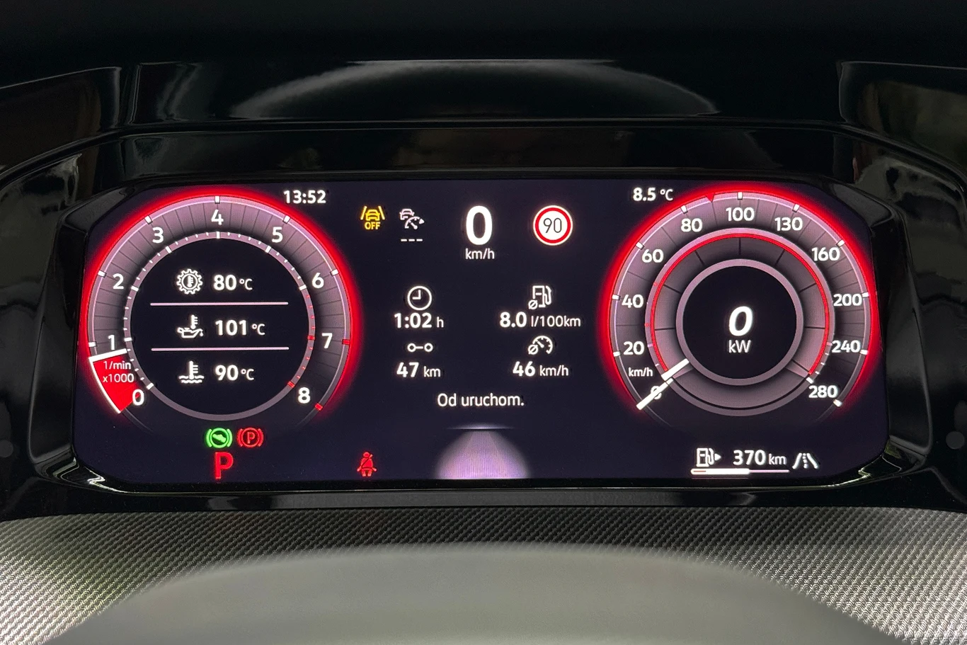 8l na 100 km to wynik raczej z tych niższych. Jeżdżąc dynamicznie należy spodziewać się wyższych wartości spalania. Cyfrowy panel zegarów samochodu z czerwonymi i białymi wskaźnikami, wyświetlaczami temperatury, prędkości, stanu paliwa, przejechanych kilometrów oraz z różnymi ikonami informacyjnymi.