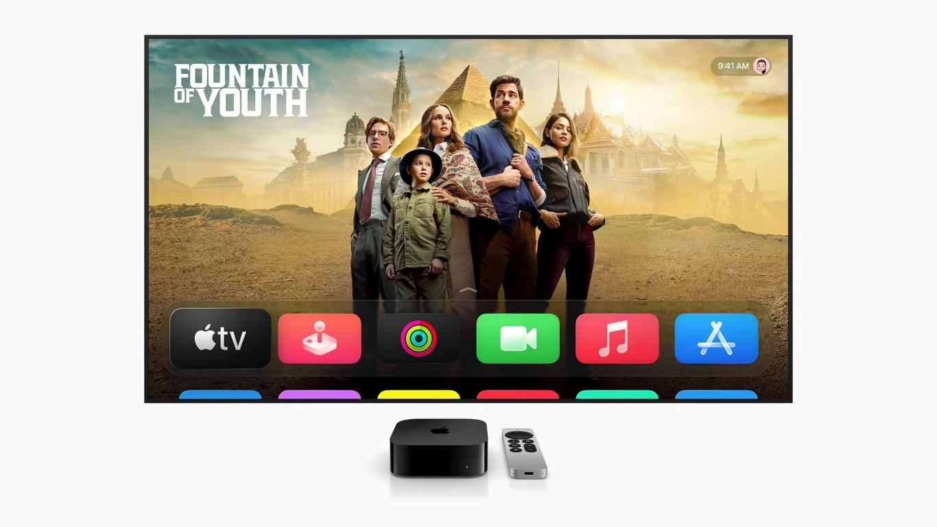 Nowy system tvOS 26 na Apple TV. Kiedy oficjalna premiera? Nowoczesny telewizor z włączonym interfejsem Apple TV, na ekranie wyświetlony plakat serialu 'Fountain of Youth' oraz ikony aplikacji, poniżej znajduje się odtwarzacz Apple TV i pilot.