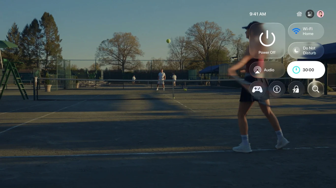 Nowy interfejs na tvOS 26 nie będzie przeszkadzał w odbiorze filmów Kort tenisowy z kilkoma zawodnikami podczas gry, w prawym dolnym rogu widoczny interfejs menu nałożony cyfrowo z opcjami sterowania.