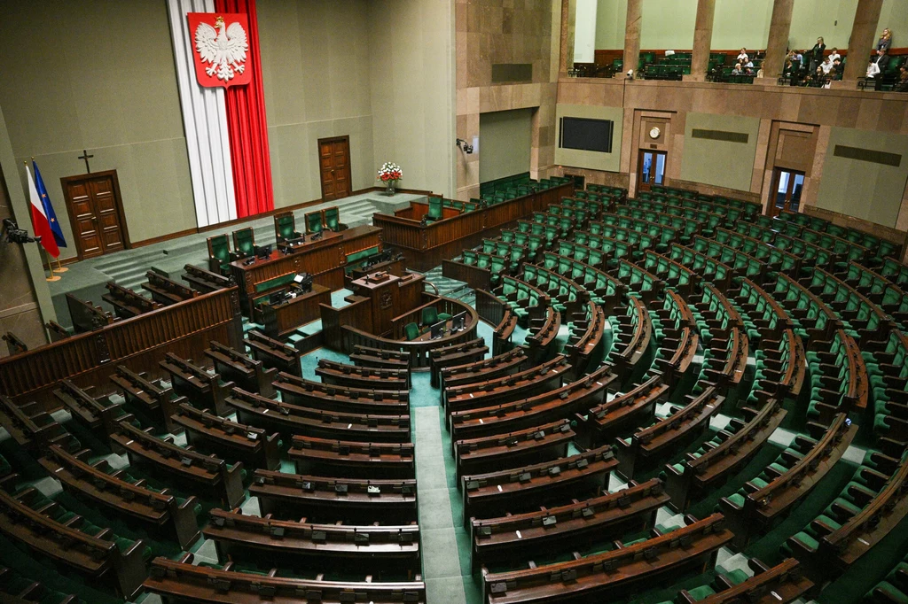 Nowy sondaż partyjny. Tylko cztery ugrupowania weszłyby do Sejmu