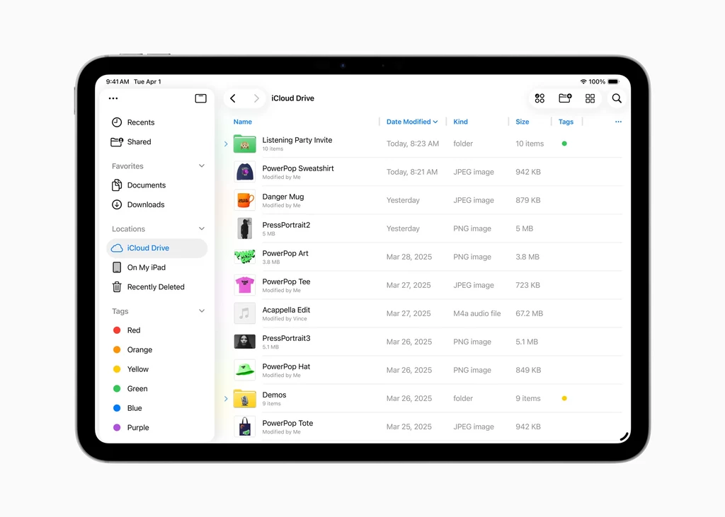 Nowy interfejs plików na iPadOS 26 Ekran tabletu z widokiem aplikacji iCloud Drive, na którym wyświetlone są foldery i pliki, takie jak obrazy, dokumenty oraz foldery z nazwami i datami, a po lewej stronie widoczne jest boczne menu z opcjami nawigacji, kategoriami i kolorowymi oznaczeni...