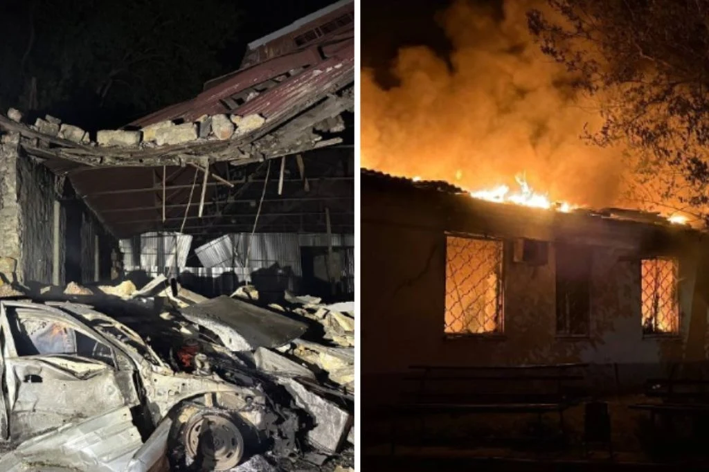Zmasowany atak Rosji na Ukrainę. Celem obiekty cywilne, w tym szpital położniczy Ruiny budynku i zniszczony samochód w nocnym oświetleniu po lewej stronie, po prawej budynek płonący intensywnie, z ogniem wydobywającym się z dachu i okien.